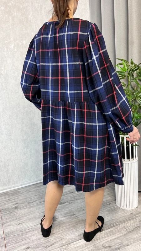 Sukienka midi w kratę z długim rękawem luźny fason rozmiar 48 20 plus size 4